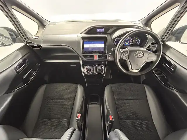 トヨタ ヴォクシー ハイブリッド ZS 煌Ⅲ 佐賀県 2021(令3)年 5.2万km イナズマスパーキングブラックガラスフレーク 純正9型ナビ/AM/FM/Bluetooth/SD/CD/DVD/フルセグTV/クルーズコントロール/バックカメラ/ETC/前後ドライブレコーダー/ウォークスルー/純正フロアマット/ハーフレザーシート/シートヒーター/両側パワースライドドア/純正16インチAW/横滑り防止装置/コーナーセンサー/レーンアシスト/プリクラッシュセーフティ/先行車発進告知機能/オートライト/オートマチックハイビーム/ステアリングリモコン/バイザー/電動格納ミラー