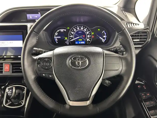 トヨタ ヴォクシー ハイブリッド ZS 煌Ⅲ 佐賀県 2021(令3)年 5.2万km イナズマスパーキングブラックガラスフレーク 純正9型ナビ/AM/FM/Bluetooth/SD/CD/DVD/フルセグTV/クルーズコントロール/バックカメラ/ETC/前後ドライブレコーダー/ウォークスルー/純正フロアマット/ハーフレザーシート/シートヒーター/両側パワースライドドア/純正16インチAW/横滑り防止装置/コーナーセンサー/レーンアシスト/プリクラッシュセーフティ/先行車発進告知機能/オートライト/オートマチックハイビーム/ステアリングリモコン/バイザー/電動格納ミラー