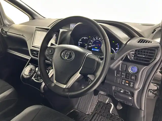 トヨタ ヴォクシー ハイブリッド ZS 煌Ⅲ 佐賀県 2021(令3)年 5.2万km イナズマスパーキングブラックガラスフレーク 純正9型ナビ/AM/FM/Bluetooth/SD/CD/DVD/フルセグTV/クルーズコントロール/バックカメラ/ETC/前後ドライブレコーダー/ウォークスルー/純正フロアマット/ハーフレザーシート/シートヒーター/両側パワースライドドア/純正16インチAW/横滑り防止装置/コーナーセンサー/レーンアシスト/プリクラッシュセーフティ/先行車発進告知機能/オートライト/オートマチックハイビーム/ステアリングリモコン/バイザー/電動格納ミラー