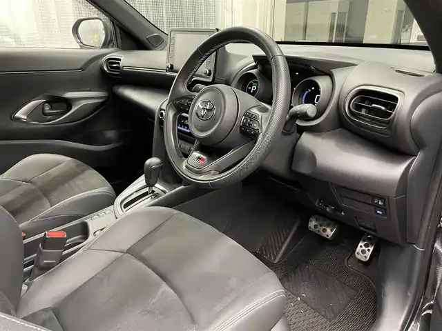 トヨタ ヤリスクロス ハイブリッド GRスポーツ 滋賀県 2023(令5)年 2.7万km ブラックマイカ 純正8インチナビ/バックカメラ/ETC2.0/前後ドラレコ/ブラインドスポットモニター/トヨタセーフティセンス/・プリクラッシュセーフティ/・レーントレーシングアシスト/・レーダークルーズコントロール/・オートマチックハイビーム/・ロードサインアシスト/LEDヘッドライト/クリアランスソナー/GRハーフレザーシート/GR革巻ステアリング/GRブレーキキャリパー/アルミペダル