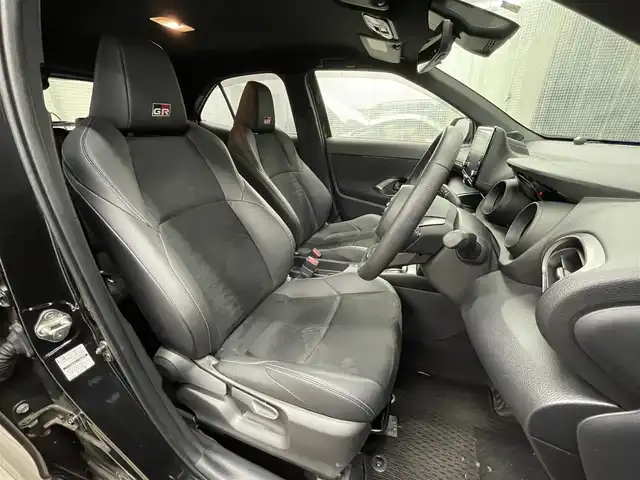 トヨタ ヤリスクロス ハイブリッド GRスポーツ 滋賀県 2023(令5)年 2.7万km ブラックマイカ 純正8インチナビ/バックカメラ/ETC2.0/前後ドラレコ/ブラインドスポットモニター/トヨタセーフティセンス/・プリクラッシュセーフティ/・レーントレーシングアシスト/・レーダークルーズコントロール/・オートマチックハイビーム/・ロードサインアシスト/LEDヘッドライト/クリアランスソナー/GRハーフレザーシート/GR革巻ステアリング/GRブレーキキャリパー/アルミペダル