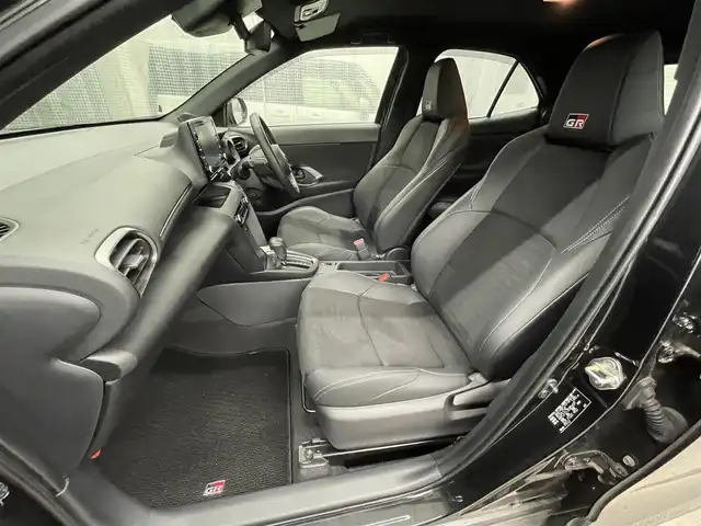 トヨタ ヤリスクロス ハイブリッド GRスポーツ 滋賀県 2023(令5)年 2.7万km ブラックマイカ 純正8インチナビ/バックカメラ/ETC2.0/前後ドラレコ/ブラインドスポットモニター/トヨタセーフティセンス/・プリクラッシュセーフティ/・レーントレーシングアシスト/・レーダークルーズコントロール/・オートマチックハイビーム/・ロードサインアシスト/LEDヘッドライト/クリアランスソナー/GRハーフレザーシート/GR革巻ステアリング/GRブレーキキャリパー/アルミペダル