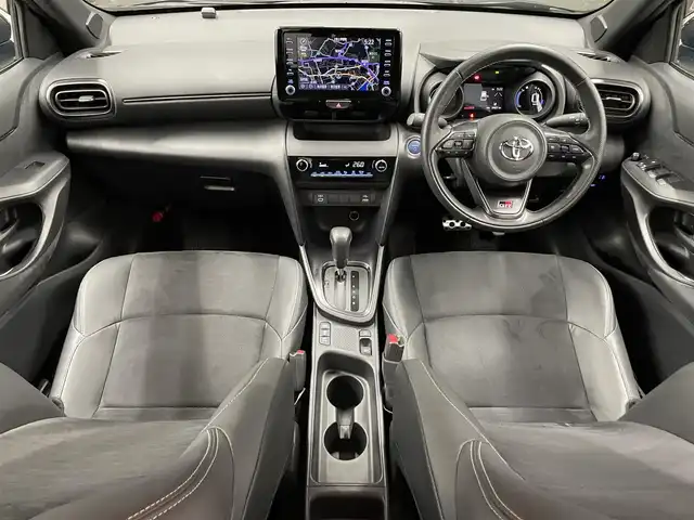 トヨタ ヤリスクロス ハイブリッド GRスポーツ 滋賀県 2023(令5)年 2.7万km ブラックマイカ 純正8インチナビ/バックカメラ/ETC2.0/前後ドラレコ/ブラインドスポットモニター/トヨタセーフティセンス/・プリクラッシュセーフティ/・レーントレーシングアシスト/・レーダークルーズコントロール/・オートマチックハイビーム/・ロードサインアシスト/LEDヘッドライト/クリアランスソナー/GRハーフレザーシート/GR革巻ステアリング/GRブレーキキャリパー/アルミペダル