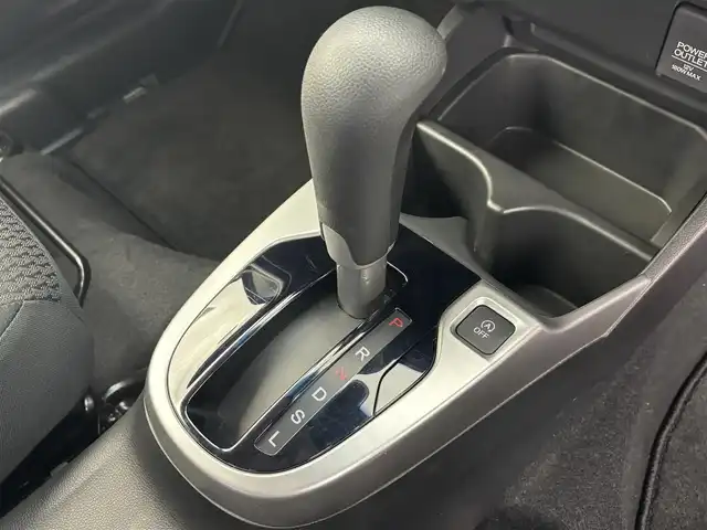 ホンダ フィット 13G F 富山県 2017(平29)年 1.1万km ルナシルバーM １オーナー/純正オーディオ（CD）/ホンダセンシング/ACC/CMBS（衝突軽減ブレーキ）/レーンキープアシストシステム/先行車発進お知らせ/スマートキー/プッシュスタート/横滑防止装置/純正マット・社外バイザー/保証書、取説/スペアキー