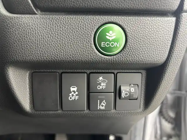 ホンダ フィット 13G F 富山県 2017(平29)年 1.1万km ルナシルバーM １オーナー/純正オーディオ（CD）/ホンダセンシング/ACC/CMBS（衝突軽減ブレーキ）/レーンキープアシストシステム/先行車発進お知らせ/スマートキー/プッシュスタート/横滑防止装置/純正マット・社外バイザー/保証書、取説/スペアキー