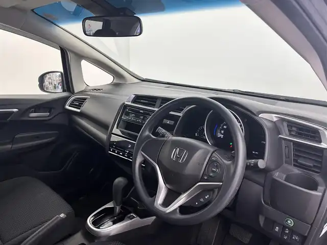 ホンダ フィット 13G F 富山県 2017(平29)年 1.1万km ルナシルバーM １オーナー/純正オーディオ（CD）/ホンダセンシング/ACC/CMBS（衝突軽減ブレーキ）/レーンキープアシストシステム/先行車発進お知らせ/スマートキー/プッシュスタート/横滑防止装置/純正マット・社外バイザー/保証書、取説/スペアキー