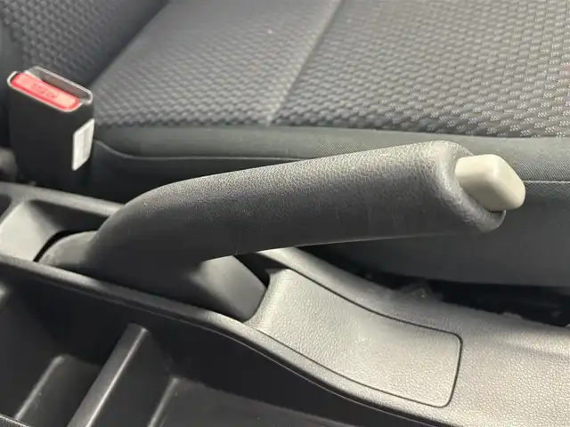 ホンダ フィット 13G F 富山県 2017(平29)年 1.1万km ルナシルバーM １オーナー/純正オーディオ（CD）/ホンダセンシング/ACC/CMBS（衝突軽減ブレーキ）/レーンキープアシストシステム/先行車発進お知らせ/スマートキー/プッシュスタート/横滑防止装置/純正マット・社外バイザー/保証書、取説/スペアキー