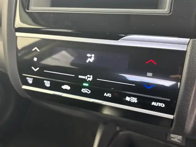 ホンダ フィット 13G F 富山県 2017(平29)年 1.1万km ルナシルバーM １オーナー/純正オーディオ（CD）/ホンダセンシング/ACC/CMBS（衝突軽減ブレーキ）/レーンキープアシストシステム/先行車発進お知らせ/スマートキー/プッシュスタート/横滑防止装置/純正マット・社外バイザー/保証書、取説/スペアキー