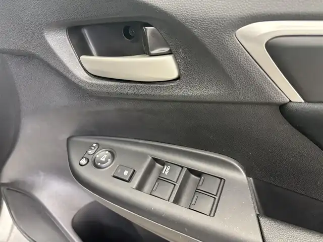 ホンダ フィット 13G F 富山県 2017(平29)年 1.1万km ルナシルバーM １オーナー/純正オーディオ（CD）/ホンダセンシング/ACC/CMBS（衝突軽減ブレーキ）/レーンキープアシストシステム/先行車発進お知らせ/スマートキー/プッシュスタート/横滑防止装置/純正マット・社外バイザー/保証書、取説/スペアキー