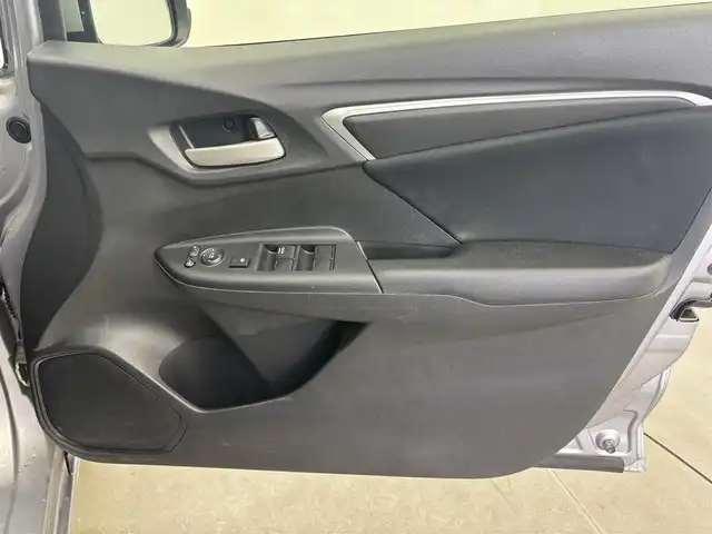 ホンダ フィット 13G F 富山県 2017(平29)年 1.1万km ルナシルバーM １オーナー/純正オーディオ（CD）/ホンダセンシング/ACC/CMBS（衝突軽減ブレーキ）/レーンキープアシストシステム/先行車発進お知らせ/スマートキー/プッシュスタート/横滑防止装置/純正マット・社外バイザー/保証書、取説/スペアキー