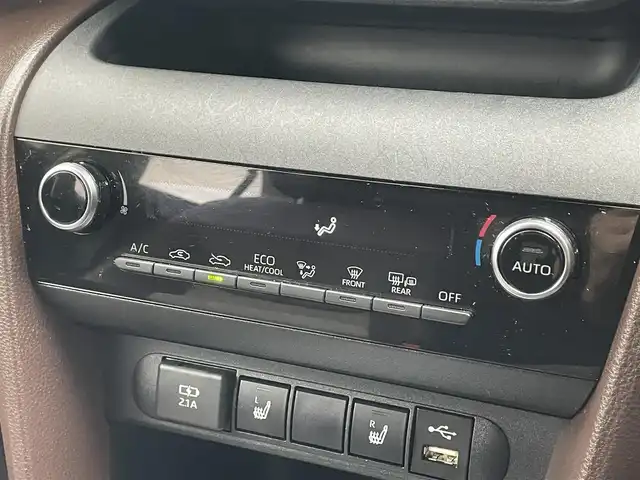 トヨタ ヤリスクロス ハイブリッド Z 滋賀県 2021(令3)年 3.3万km ホワイトパールクリスタルシャイン 純正8インチナビ/【Bluetooth/USB/Miracast】/バックカメラ/ETC/前後ドラレコ/ブラインドスポットモニター/セーフティセンス/・プリクラッシュセーフティ/・レーントレーシングアシスト/・レーダークルーズコントロール/・オートマチックハイビーム/・ロードサインアシスト/クリアランスソナー/シートヒーター/パワーシート/ハーフレザーシート/LEDヘッドライト