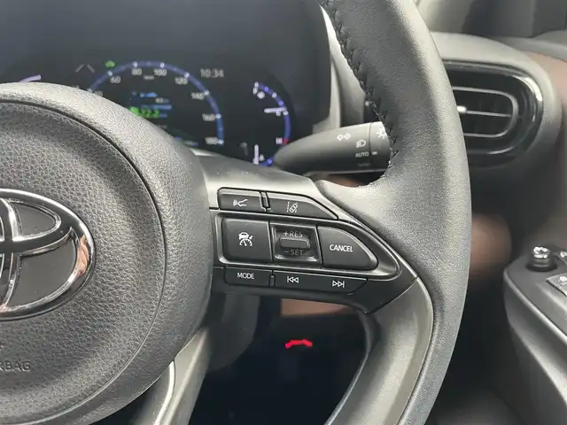 トヨタ ヤリスクロス ハイブリッド Z 滋賀県 2021(令3)年 3.3万km ホワイトパールクリスタルシャイン 純正8インチナビ/【Bluetooth/USB/Miracast】/バックカメラ/ETC/前後ドラレコ/ブラインドスポットモニター/セーフティセンス/・プリクラッシュセーフティ/・レーントレーシングアシスト/・レーダークルーズコントロール/・オートマチックハイビーム/・ロードサインアシスト/クリアランスソナー/シートヒーター/パワーシート/ハーフレザーシート/LEDヘッドライト