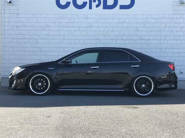 トヨタ カムリ ハイブリット Gパッケージ 千葉県 2011(平23)年 8.4万km アティチュードブラックマイカ (株)IDOMが運営する【じしゃロン柏店】の自社ローン対象車両になります。こちらは現金ご利用時の価格です。/自社ローンご希望の方は別途その旨お申付け下さい。//純正ワンセグナビ/（CD/AM/FMラジオ）/スマートキー/プッシュスタート/バックカメラ/ＥＴＣ/パワーシート/車高調/ステアリングリモコン/電動格納ドアミラー/パワーウインドウ/オートライト/防眩ミラー