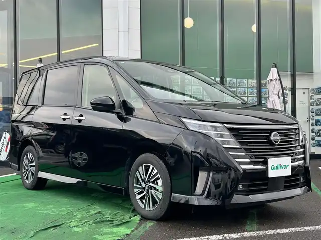 日産 セレナ e－パワー ハイウェイスター V 長崎県 2023(令5)年 0.7万km ダイヤモンドブラック /純正12.3型ナビ/（ＡＭ/ＦＭ/Bluetooth/フルセグTV）//全方位カメラ//両側パワースライドドア//プロパイロット//ナビ連動前後ドライブレコーダー//インテリジェントルームミラー//インテリジェントエマージェンシーブレーキ//純正ETC//ワイヤレス充電//100V充電//ダブルオートエアコン//コーナーセンサー//LEDヘッドライト//オートライト/オートマチックハイビーム//スマートキー×２/プッシュスタート//純正16インチアルミホイール//純正フロアマット//USB入力端子//盗難防止装置