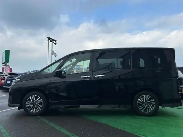 日産 セレナ e－パワー ハイウェイスター V 長崎県 2023(令5)年 0.7万km ダイヤモンドブラック /純正12.3型ナビ/（ＡＭ/ＦＭ/Bluetooth/フルセグTV）//全方位カメラ//両側パワースライドドア//プロパイロット//ナビ連動前後ドライブレコーダー//インテリジェントルームミラー//インテリジェントエマージェンシーブレーキ//純正ETC//ワイヤレス充電//100V充電//ダブルオートエアコン//コーナーセンサー//LEDヘッドライト//オートライト/オートマチックハイビーム//スマートキー×２/プッシュスタート//純正16インチアルミホイール//純正フロアマット//USB入力端子//盗難防止装置