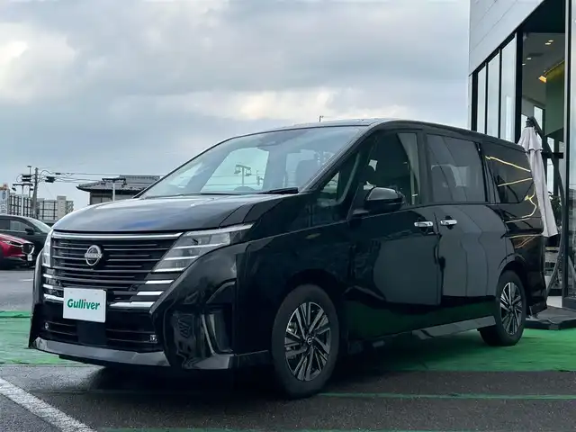 日産 セレナ e－パワー ハイウェイスター V 長崎県 2023(令5)年 0.7万km ダイヤモンドブラック /純正12.3型ナビ/（ＡＭ/ＦＭ/Bluetooth/フルセグTV）//全方位カメラ//両側パワースライドドア//プロパイロット//ナビ連動前後ドライブレコーダー//インテリジェントルームミラー//インテリジェントエマージェンシーブレーキ//純正ETC//ワイヤレス充電//100V充電//ダブルオートエアコン//コーナーセンサー//LEDヘッドライト//オートライト/オートマチックハイビーム//スマートキー×２/プッシュスタート//純正16インチアルミホイール//純正フロアマット//USB入力端子//盗難防止装置