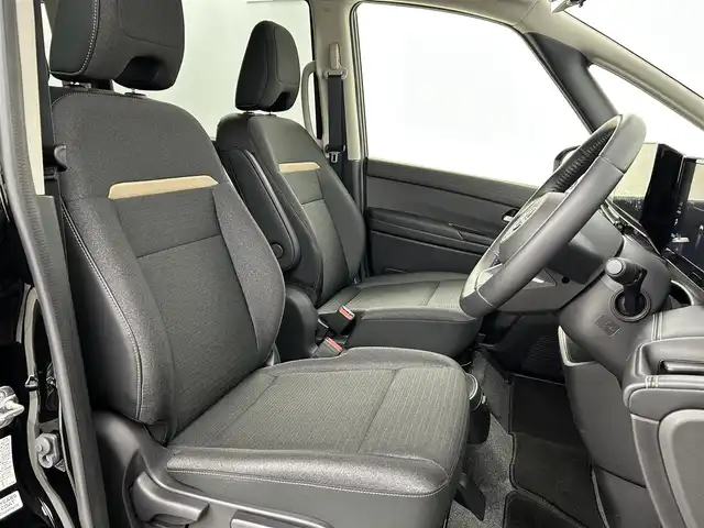 日産 セレナ e－パワー ハイウェイスター V 福岡県 2023(令5)年 0.7万km ダイヤモンドブラック 純正ＤＡナビ　/全方位カメラ　/ＥＴＣ２．０　/ワイヤレス充電　/デジタルルームミラー　/ＡＣＣ　/プロパイロット　/コーナーセンサー　/エマージェンシーブレーキ　/レーンキープ　/ＢＳＭ　/両側電動スライドドア　/ＬＥＤ