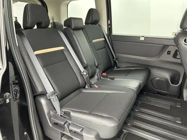 日産 セレナ e－パワー ハイウェイスター V 福岡県 2023(令5)年 0.7万km ダイヤモンドブラック 純正ＤＡナビ　/全方位カメラ　/ＥＴＣ２．０　/ワイヤレス充電　/デジタルルームミラー　/ＡＣＣ　/プロパイロット　/コーナーセンサー　/エマージェンシーブレーキ　/レーンキープ　/ＢＳＭ　/両側電動スライドドア　/ＬＥＤ