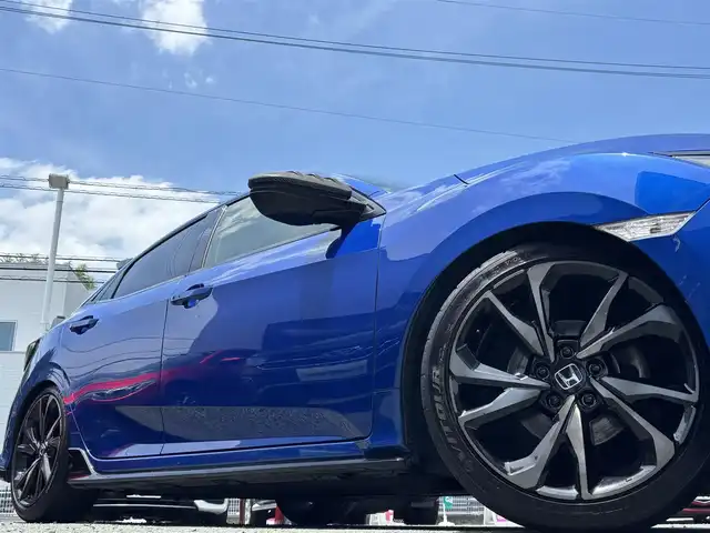 ホンダ シビック ハッチバック 熊本県 2019(平31)年 6.8万km ブリリアントスポーティブルーメタリック2トーン フルエアロ/純正ナビ（VXM-195VFi）/【フルセグTV/CD/DVD/Bluetooth/ラジオ】/バックカメラ/クルーズコントロール/パドルシフト/社外マフラー/社外足回り/前席シートヒーター/純正18インチAW/ビルトインETC/オートライト/LEDヘッドライト/フォグランプ/アイドリングストップ/ECON/横滑り防止機能/ブレーキホールド/社外フロアマット/革巻きステアリング/ステアリングスイッチ/保証書/取扱説明書