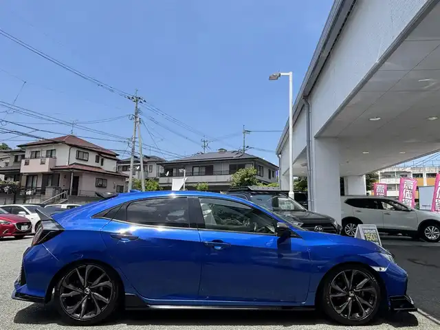 ホンダ シビック ハッチバック 熊本県 2019(平31)年 6.8万km ブリリアントスポーティブルーメタリック2トーン フルエアロ/純正ナビ（VXM-195VFi）/【フルセグTV/CD/DVD/Bluetooth/ラジオ】/バックカメラ/クルーズコントロール/パドルシフト/社外マフラー/社外足回り/前席シートヒーター/純正18インチAW/ビルトインETC/オートライト/LEDヘッドライト/フォグランプ/アイドリングストップ/ECON/横滑り防止機能/ブレーキホールド/社外フロアマット/革巻きステアリング/ステアリングスイッチ/保証書/取扱説明書