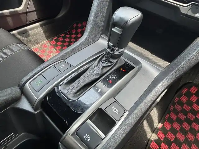 ホンダ シビック ハッチバック 熊本県 2019(平31)年 6.8万km ブリリアントスポーティブルーメタリック2トーン フルエアロ/純正ナビ（VXM-195VFi）/【フルセグTV/CD/DVD/Bluetooth/ラジオ】/バックカメラ/クルーズコントロール/パドルシフト/社外マフラー/社外足回り/前席シートヒーター/純正18インチAW/ビルトインETC/オートライト/LEDヘッドライト/フォグランプ/アイドリングストップ/ECON/横滑り防止機能/ブレーキホールド/社外フロアマット/革巻きステアリング/ステアリングスイッチ/保証書/取扱説明書