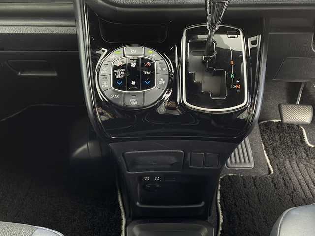 トヨタ ノア Si ダブルバイビー 鹿児島県 2018(平30)年 6.7万km ブラック 純正10インチナビ/(AM/FM/CD/DVD/Bluetooth/USB)/フリップダウンモニター/バックカメラ/ビルトインETC/両側パワースライドドア/前方ドライブレコーダー/ハーフレザーシート/TOYOTA Safety Sense/・クルーズコントロール/・プリクラッシュセーフティ/・レーンディパーチャーアラート/・先行車発進告知機能/横滑り防止機能/スマートキー/純正16インチアルミホイール/純正LEDヘッドライト/取扱説明書