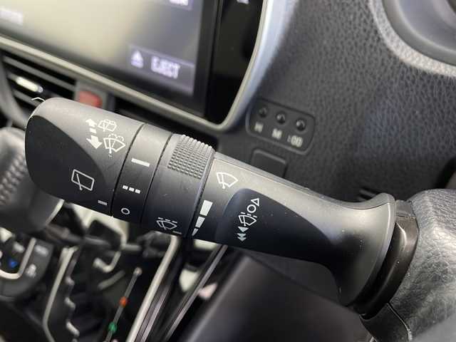 トヨタ ノア Si ダブルバイビー 鹿児島県 2018(平30)年 6.7万km ブラック 純正10インチナビ/(AM/FM/CD/DVD/Bluetooth/USB)/フリップダウンモニター/バックカメラ/ビルトインETC/両側パワースライドドア/前方ドライブレコーダー/ハーフレザーシート/TOYOTA Safety Sense/・クルーズコントロール/・プリクラッシュセーフティ/・レーンディパーチャーアラート/・先行車発進告知機能/横滑り防止機能/スマートキー/純正16インチアルミホイール/純正LEDヘッドライト/取扱説明書