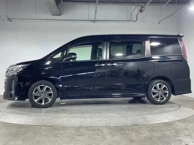 トヨタ ノア Si ダブルバイビー 神奈川県 2018(平30)年 6.7万km ブラック 純正10インチナビ/(AM/FM/CD/DVD/Bluetooth/USB)/フリップダウンモニター/バックカメラ/ビルトインETC/両側パワースライドドア/前方ドライブレコーダー/ハーフレザーシート/TOYOTA Safety Sense/・クルーズコントロール/・プリクラッシュセーフティ/・レーンディパーチャーアラート/・先行車発進告知機能/横滑り防止機能/スマートキー/純正16インチアルミホイール/純正LEDヘッドライト/取扱説明書