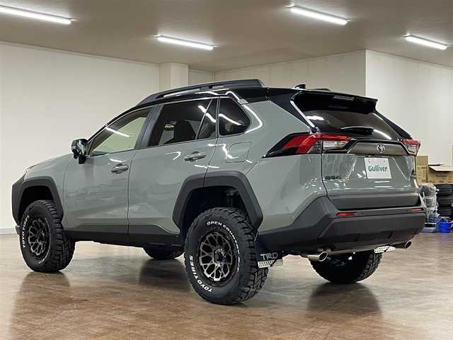トヨタ ＲＡＶ４ アドベンチャー オフロードPKGⅡ 道央・札幌 2024(令6)年 1万km 緑Ⅱ 4WD/ワンオーナー/リフトアップ/純正ナビ/・フルセグTV/BT/USB/AM/FM/TVキャンセラー/バックカメラ/前席シートヒーター/前席シートベンチレーション/運転席パワーシート/運転席シートメモリ機能/トヨタセーフティセンス/・プリクラッシュセーフティ/・前後パーキングサポートブレーキ/・レーントレーシングアシスト/・ロードサインアシスト/・緊急時操舵支援機能/・低速時加速制御機能/・先行車発進告知機能/横滑り防止装置/前後コーナーセンサー/ブラインドスポットモニター/レーダークルーズコントロール/ビルトインETC2.0/ステアリングヒーター/ステアリングリモコン/電動パーキングブレーキ/ブレーキホールド/純正ラバーマット/オートライト/オートマチックハイビーム/LEDヘッドライト/フォグライト/プッシュスタート/スマートキー/スペアキー/ブリッジ型ルーフレール/ウインカーミラー/TRDマッドガード/ダウンヒルアシストコントロール/4x4Engineering製17インチAW/新車時保証書/取扱説明書