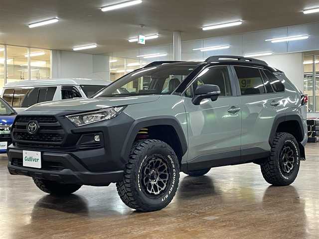 トヨタ ＲＡＶ４ アドベンチャー オフロードPKGⅡ 道央・札幌 2024(令6)年 1万km 緑Ⅱ 4WD/ワンオーナー/リフトアップ/純正ナビ/・フルセグTV/BT/USB/AM/FM/TVキャンセラー/バックカメラ/前席シートヒーター/前席シートベンチレーション/運転席パワーシート/運転席シートメモリ機能/トヨタセーフティセンス/・プリクラッシュセーフティ/・前後パーキングサポートブレーキ/・レーントレーシングアシスト/・ロードサインアシスト/・緊急時操舵支援機能/・低速時加速制御機能/・先行車発進告知機能/横滑り防止装置/前後コーナーセンサー/ブラインドスポットモニター/レーダークルーズコントロール/ビルトインETC2.0/ステアリングヒーター/ステアリングリモコン/電動パーキングブレーキ/ブレーキホールド/純正ラバーマット/オートライト/オートマチックハイビーム/LEDヘッドライト/フォグライト/プッシュスタート/スマートキー/スペアキー/ブリッジ型ルーフレール/ウインカーミラー/TRDマッドガード/ダウンヒルアシストコントロール/4x4Engineering製17インチAW/新車時保証書/取扱説明書