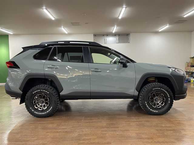 トヨタ ＲＡＶ４ アドベンチャー オフロードPKGⅡ 道央・札幌 2024(令6)年 1万km 緑Ⅱ 4WD/ワンオーナー/リフトアップ/純正ナビ/・フルセグTV/BT/USB/AM/FM/TVキャンセラー/バックカメラ/前席シートヒーター/前席シートベンチレーション/運転席パワーシート/運転席シートメモリ機能/トヨタセーフティセンス/・プリクラッシュセーフティ/・前後パーキングサポートブレーキ/・レーントレーシングアシスト/・ロードサインアシスト/・緊急時操舵支援機能/・低速時加速制御機能/・先行車発進告知機能/横滑り防止装置/前後コーナーセンサー/ブラインドスポットモニター/レーダークルーズコントロール/ビルトインETC2.0/ステアリングヒーター/ステアリングリモコン/電動パーキングブレーキ/ブレーキホールド/純正ラバーマット/オートライト/オートマチックハイビーム/LEDヘッドライト/フォグライト/プッシュスタート/スマートキー/スペアキー/ブリッジ型ルーフレール/ウインカーミラー/TRDマッドガード/ダウンヒルアシストコントロール/4x4Engineering製17インチAW/新車時保証書/取扱説明書