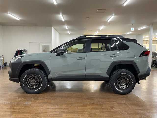 トヨタ ＲＡＶ４ アドベンチャー オフロードPKGⅡ 道央・札幌 2024(令6)年 1万km 緑Ⅱ 4WD/ワンオーナー/リフトアップ/純正ナビ/・フルセグTV/BT/USB/AM/FM/TVキャンセラー/バックカメラ/前席シートヒーター/前席シートベンチレーション/運転席パワーシート/運転席シートメモリ機能/トヨタセーフティセンス/・プリクラッシュセーフティ/・前後パーキングサポートブレーキ/・レーントレーシングアシスト/・ロードサインアシスト/・緊急時操舵支援機能/・低速時加速制御機能/・先行車発進告知機能/横滑り防止装置/前後コーナーセンサー/ブラインドスポットモニター/レーダークルーズコントロール/ビルトインETC2.0/ステアリングヒーター/ステアリングリモコン/電動パーキングブレーキ/ブレーキホールド/純正ラバーマット/オートライト/オートマチックハイビーム/LEDヘッドライト/フォグライト/プッシュスタート/スマートキー/スペアキー/ブリッジ型ルーフレール/ウインカーミラー/TRDマッドガード/ダウンヒルアシストコントロール/4x4Engineering製17インチAW/新車時保証書/取扱説明書