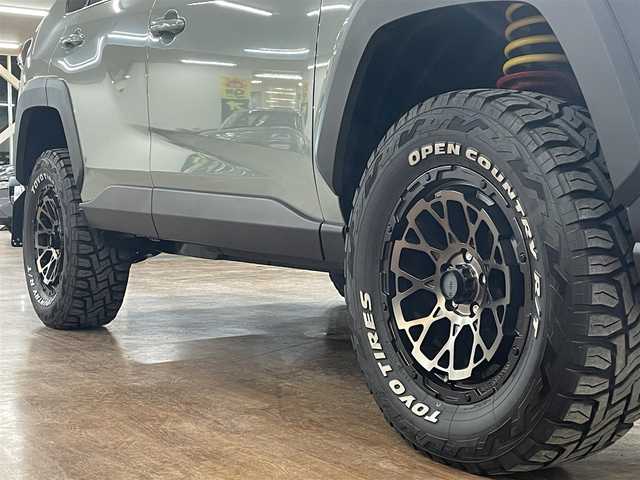 トヨタ ＲＡＶ４ アドベンチャー オフロードPKGⅡ 道央・札幌 2024(令6)年 1万km 緑Ⅱ 4WD/ワンオーナー/リフトアップ/純正ナビ/・フルセグTV/BT/USB/AM/FM/TVキャンセラー/バックカメラ/前席シートヒーター/前席シートベンチレーション/運転席パワーシート/運転席シートメモリ機能/トヨタセーフティセンス/・プリクラッシュセーフティ/・前後パーキングサポートブレーキ/・レーントレーシングアシスト/・ロードサインアシスト/・緊急時操舵支援機能/・低速時加速制御機能/・先行車発進告知機能/横滑り防止装置/前後コーナーセンサー/ブラインドスポットモニター/レーダークルーズコントロール/ビルトインETC2.0/ステアリングヒーター/ステアリングリモコン/電動パーキングブレーキ/ブレーキホールド/純正ラバーマット/オートライト/オートマチックハイビーム/LEDヘッドライト/フォグライト/プッシュスタート/スマートキー/スペアキー/ブリッジ型ルーフレール/ウインカーミラー/TRDマッドガード/ダウンヒルアシストコントロール/4x4Engineering製17インチAW/新車時保証書/取扱説明書
