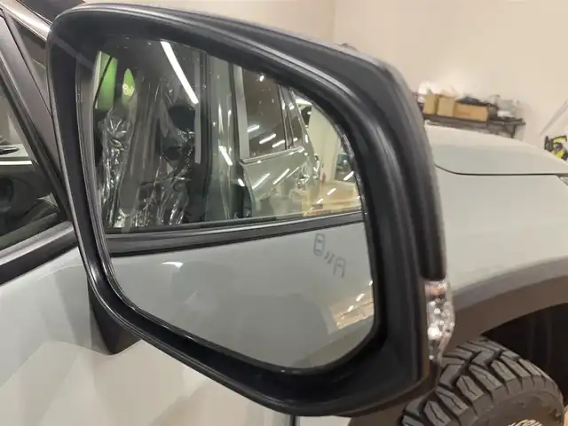 トヨタ ＲＡＶ４ アドベンチャー オフロードPKGⅡ 道央・札幌 2024(令6)年 1万km 緑Ⅱ 4WD/ワンオーナー/リフトアップ/純正ナビ/・フルセグTV/BT/USB/AM/FM/TVキャンセラー/バックカメラ/前席シートヒーター/前席シートベンチレーション/運転席パワーシート/運転席シートメモリ機能/トヨタセーフティセンス/・プリクラッシュセーフティ/・前後パーキングサポートブレーキ/・レーントレーシングアシスト/・ロードサインアシスト/・緊急時操舵支援機能/・低速時加速制御機能/・先行車発進告知機能/横滑り防止装置/前後コーナーセンサー/ブラインドスポットモニター/レーダークルーズコントロール/ビルトインETC2.0/ステアリングヒーター/ステアリングリモコン/電動パーキングブレーキ/ブレーキホールド/純正ラバーマット/オートライト/オートマチックハイビーム/LEDヘッドライト/フォグライト/プッシュスタート/スマートキー/スペアキー/ブリッジ型ルーフレール/ウインカーミラー/TRDマッドガード/ダウンヒルアシストコントロール/4x4Engineering製17インチAW/新車時保証書/取扱説明書