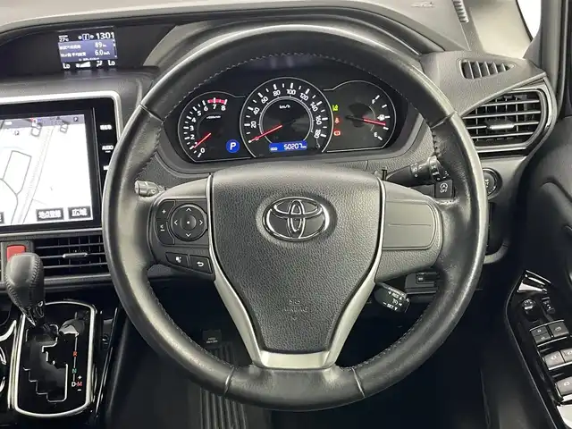 トヨタ ヴォクシー ZS 埼玉県 2017(平29)年 5.1万km ブラック 純正１０インチナビ　フリップダウンモニター　バックカメラ　ビルトインＥＴＣ２．０　クルーズコントロール　ＴＶキャンセラー　両側パワースライドドア　ドライブレコーダー　ＬＥＤライト　地デジＴＶ
