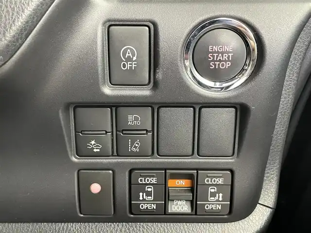 トヨタ ヴォクシー ZS 埼玉県 2017(平29)年 5.1万km ブラック 純正１０インチナビ　フリップダウンモニター　バックカメラ　ビルトインＥＴＣ２．０　クルーズコントロール　ＴＶキャンセラー　両側パワースライドドア　ドライブレコーダー　ＬＥＤライト　地デジＴＶ