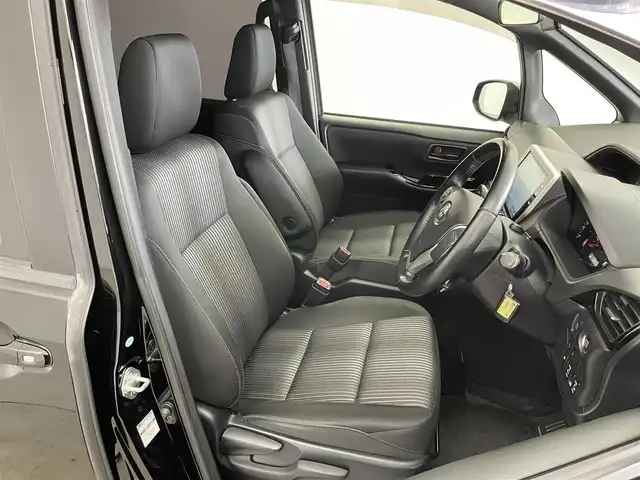 トヨタ ヴォクシー ZS 埼玉県 2017(平29)年 5.1万km ブラック 純正１０インチナビ　フリップダウンモニター　バックカメラ　ビルトインＥＴＣ２．０　クルーズコントロール　ＴＶキャンセラー　両側パワースライドドア　ドライブレコーダー　ＬＥＤライト　地デジＴＶ
