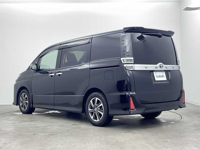 トヨタ ヴォクシー ZS 煌Ⅱ 新潟県 2020(令2)年 4.3万km ブラック 純正メモリナビ/（BT/FM/AM/フルセグTV）/バックカメラ/ステアリングスイッチ/両側パワースライドドア/純正フリップダウンモニター/純正LEDオートヘッドライト/電格ミラー/ウィンカーミラー/ドアバイザー/純正16インチアルミホイール/ビルトインETC