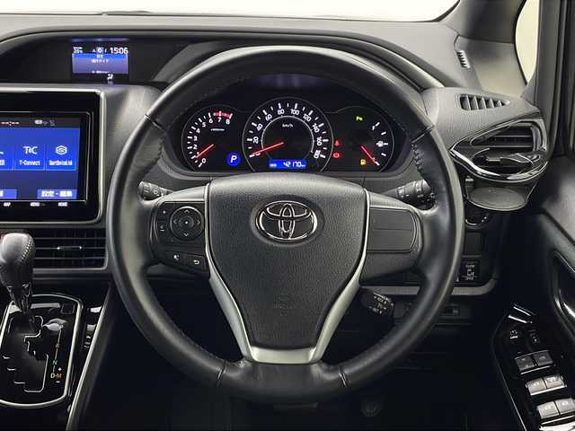 トヨタ ヴォクシー ZS 煌Ⅱ 新潟県 2020(令2)年 4.3万km ブラック 純正メモリナビ/（BT/FM/AM/フルセグTV）/バックカメラ/ステアリングスイッチ/両側パワースライドドア/純正フリップダウンモニター/純正LEDオートヘッドライト/電格ミラー/ウィンカーミラー/ドアバイザー/純正16インチアルミホイール/ビルトインETC