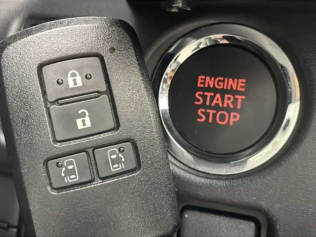 トヨタ ヴォクシー ZS 煌Ⅱ 新潟県 2020(令2)年 4.3万km ブラック 純正メモリナビ/（BT/FM/AM/フルセグTV）/バックカメラ/ステアリングスイッチ/両側パワースライドドア/純正フリップダウンモニター/純正LEDオートヘッドライト/電格ミラー/ウィンカーミラー/ドアバイザー/純正16インチアルミホイール/ビルトインETC