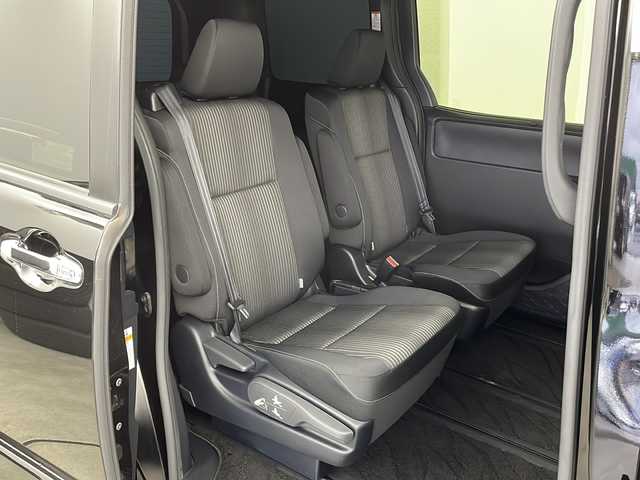 トヨタ ヴォクシー ZS 煌Ⅱ 新潟県 2020(令2)年 4.3万km ブラック 純正メモリナビ/（BT/FM/AM/フルセグTV）/バックカメラ/ステアリングスイッチ/両側パワースライドドア/純正フリップダウンモニター/純正LEDオートヘッドライト/電格ミラー/ウィンカーミラー/ドアバイザー/純正16インチアルミホイール/ビルトインETC