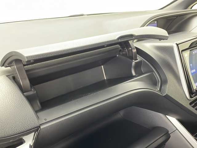 トヨタ ヴォクシー ZS 煌Ⅱ 新潟県 2020(令2)年 4.3万km ブラック 純正メモリナビ/（BT/FM/AM/フルセグTV）/バックカメラ/ステアリングスイッチ/両側パワースライドドア/純正フリップダウンモニター/純正LEDオートヘッドライト/電格ミラー/ウィンカーミラー/ドアバイザー/純正16インチアルミホイール/ビルトインETC