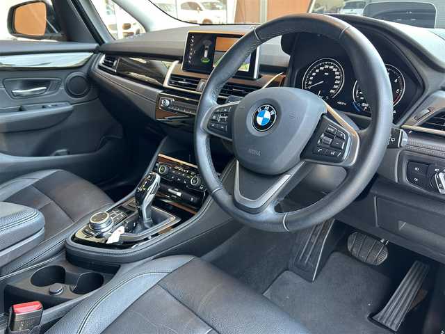 ＢＭＷ ＢＭＷ ２１８ｄ グランツアラー ラグジュアリー 高知県 2021(令3)年 6.6万km ミネラルホワイト ワンオーナー/純正HDDナビ/【FM/AM/BT】/コンフォートパッケージ/アドバンストアクティブセーフティパッケージ/HUD/バックカメラ/クルーズコントロール(追従走行有り)/衝突被害軽減ブレーキ/パーキングサポートブレーキ/パーキングアシスト/横滑り防止/レザーシート/シートヒーター/パワーシート(メモリ機能有り)/コーナー、バックセンサー/パワーバックドア/ミラー一体型ETC/前後ドライブレコーダー/オートワイパー/オートライト/純正LEDライト/プッシュスタート/MTモード付きAT/アイドリングストップ/純正・社外アルミホイール 17インチ/純正フロアマット/スペアキー×1【スマートキー】