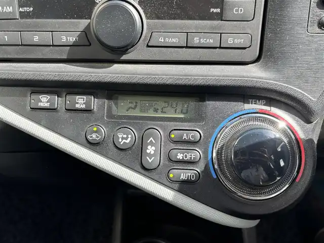 トヨタ アクア S 宮城県 2014(平26)年 2.1万km スーパーホワイトⅡ 登録時走行距離20456km/コーナーポール/コーナーセンサー/純正オーディオ/CD・FM・AM/リモコンキー/純正フロアマット/ドアバイザー