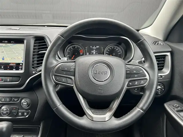 クライスラー・ジープ ジープ チェロキー ロンジチュード 道東・釧路十勝 2020(令2)年 2.7万km ブライトホワイト ４WD/純正ナビ/バックカメラ/純正ETC2.0/前後ドライブレコーダー/車線逸脱警報プラス/前面衝突警報/側面距離警報/フロント・リアパークアシスト/縦列・並列パークアシスト・アンパークアシスト/アダクティブクルーズコントロール/ヒルスタートアシスト/レザーシート/フロントシートヒーター/LEDライト/オートライト/純正１７インチAW/純正ゴムマット