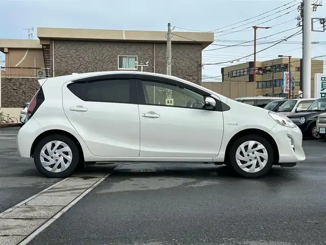 トヨタ アクア S 静岡県 2016(平28)年 6.1万km ライムホワイトパールクリスタルシャイン エンジンスタートボタン/パワーステアリング/パワーウィンドウ/アイドリングストップ/スマートキー/オートエアコン/ETC/バックカメラ/純正ナビ（CD/BTワンセグ）/純正フロアマット/ABS/横滑り防止装置/レーンキープアシスト/オートライト/Wエアバック/衝突軽減システム