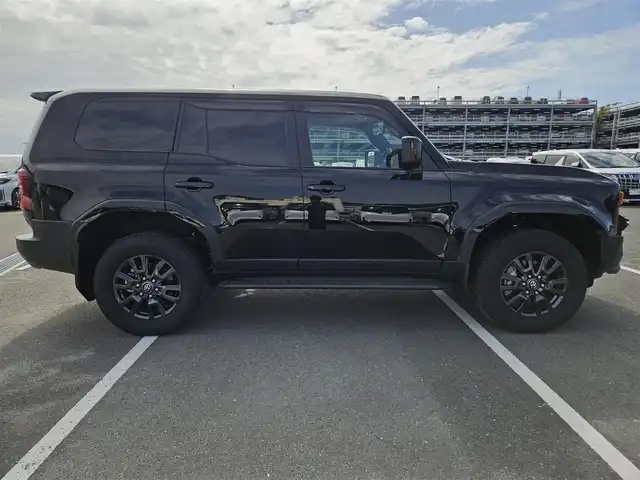 トヨタ ランドクルーザー ２５０ VX 群馬県 2025(令7)年 0.3万km ブラック ムーンルーフ/純正12.3型ナビ/フルセグTV/パワーバックドア/パノラミックビューモニター/ビルトインETC2.0/レーダークルーズコントロール/クリアランスソナー/衝突被害軽減ブレーキ/レーンキーピングアシスト/ドライバー異常時対応システム/標識認識機能/発進遅れ告知機能/パーキングサポートブレーキ/ブラインドスポットモニター/デジタルインナーミラー/LEDヘッドランプ/革巻きステアリング/ステアリングヒーター/本革シート/前席シートヒーター/ベンチレーション/運転席パワーシート/純正18インチアルミホイール/スマートエントリー/スタートシステム/禁煙車