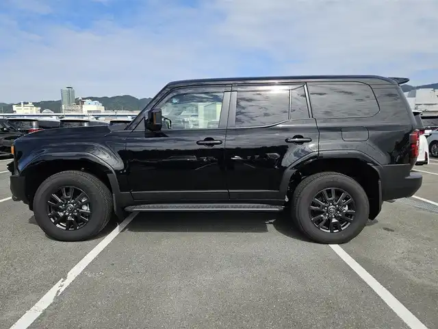 トヨタ ランドクルーザー ２５０ VX 群馬県 2025(令7)年 0.3万km ブラック ムーンルーフ/純正12.3型ナビ/フルセグTV/パワーバックドア/パノラミックビューモニター/ビルトインETC2.0/レーダークルーズコントロール/クリアランスソナー/衝突被害軽減ブレーキ/レーンキーピングアシスト/ドライバー異常時対応システム/標識認識機能/発進遅れ告知機能/パーキングサポートブレーキ/ブラインドスポットモニター/デジタルインナーミラー/LEDヘッドランプ/革巻きステアリング/ステアリングヒーター/本革シート/前席シートヒーター/ベンチレーション/運転席パワーシート/純正18インチアルミホイール/スマートエントリー/スタートシステム/禁煙車
