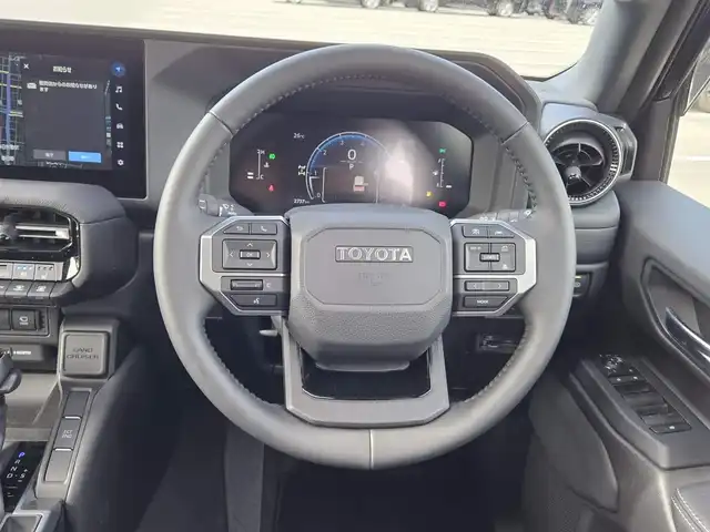 トヨタ ランドクルーザー ２５０ VX 群馬県 2025(令7)年 0.3万km ブラック ムーンルーフ/純正12.3型ナビ/フルセグTV/パワーバックドア/パノラミックビューモニター/ビルトインETC2.0/レーダークルーズコントロール/クリアランスソナー/衝突被害軽減ブレーキ/レーンキーピングアシスト/ドライバー異常時対応システム/標識認識機能/発進遅れ告知機能/パーキングサポートブレーキ/ブラインドスポットモニター/デジタルインナーミラー/LEDヘッドランプ/革巻きステアリング/ステアリングヒーター/本革シート/前席シートヒーター/ベンチレーション/運転席パワーシート/純正18インチアルミホイール/スマートエントリー/スタートシステム/禁煙車