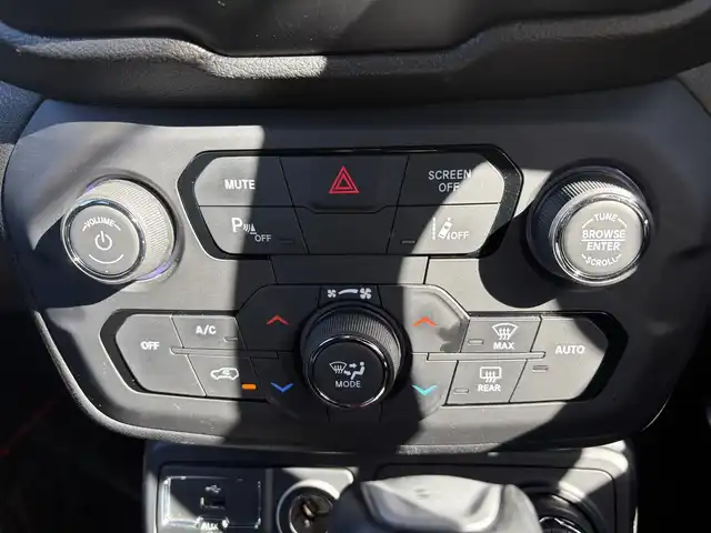 クライスラー・ジープ ジープ レネゲード 石川県 2018(平30)年 6.3万km 白 ワンオーナー/4WD/純正メモリナビ/　Bluetooth・AM/FM・USB・AUX/バックカメラ/ビルトインETC/前後ドライブレコーダー/クルーズコントロール/ブラインドスポットモニター/ルーフレール/純正アルミホイール/アンチロック・ブレーキ・システム/横滑り防止装置/コーナーセンサー/レーンキープアシスト/盗難防止装置/ダウンヒルアシストコントロール/パーキングアシスト/エアバッグ（W+サイド）/カーテンエアバッグ/スマートキー